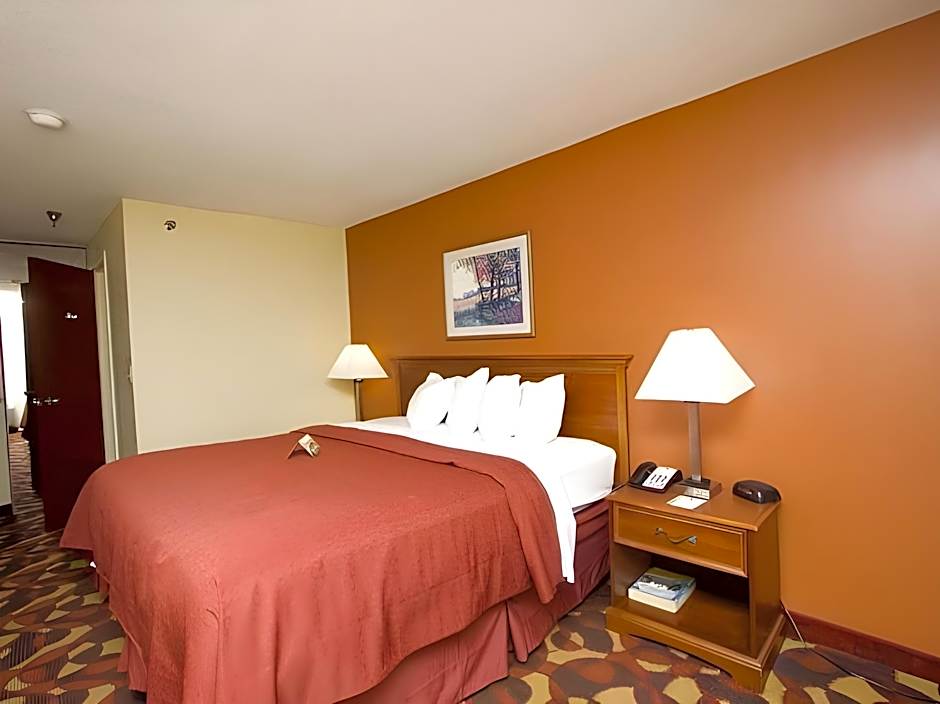 Quality Inn & Suites Kansas City I-435n Near Sports Complex