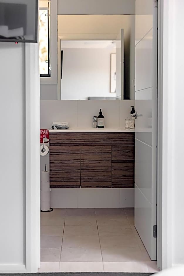 Mala Retreat Chardonnay Studio Immaculate and Comfortable