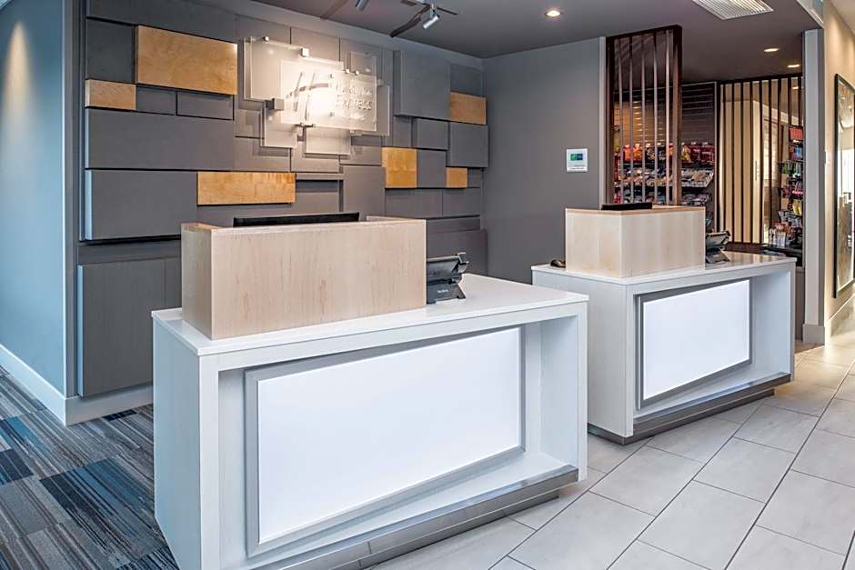 Holiday Inn Express & Suite Kingdom City By IHG