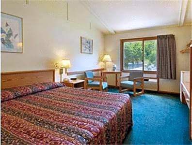 Studio Suite with Three Queen Beds - Non-Smoking