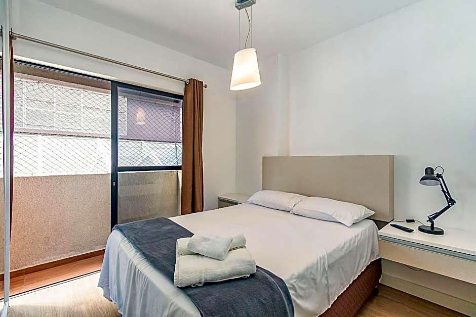 Apto em frente ao shopping com piscina aquecida