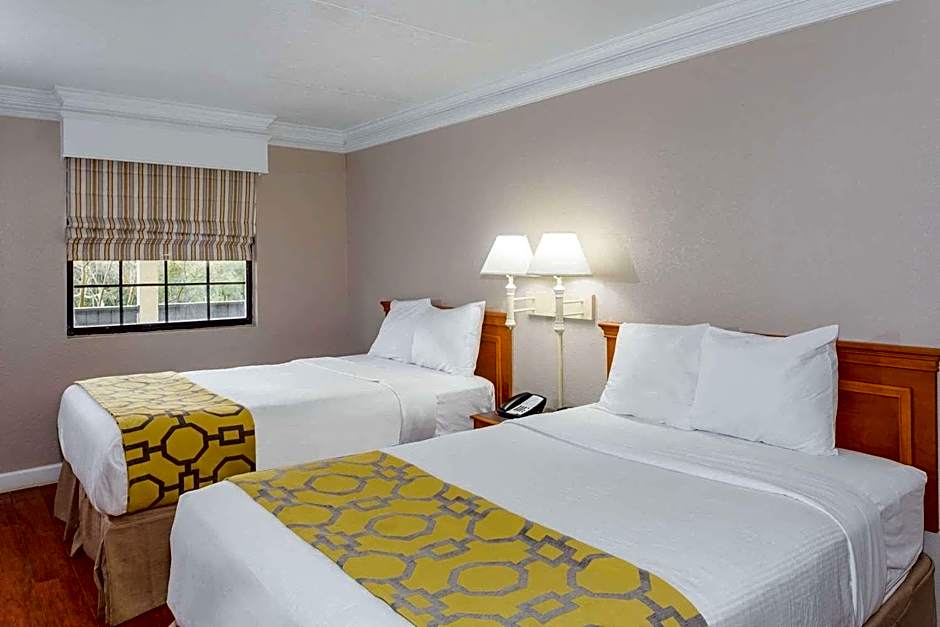 Casa Bella Inn & Suites