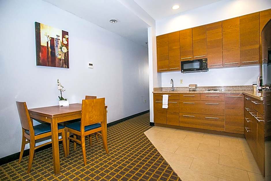 Pointe Plaza Hotel