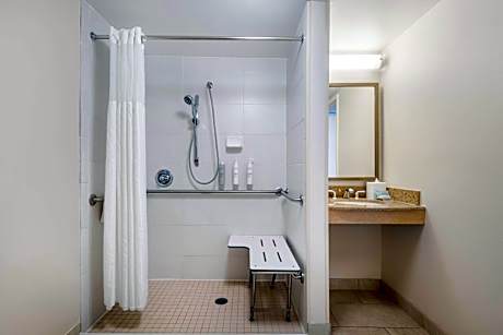 2 Dbl Mobility/Hearing Access W/Ri Shower