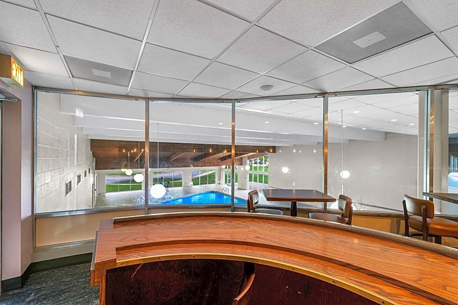 Eastland Suites Hotel & Conference Center By OYO Urbana