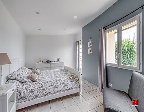 maison blanche piscine et petit déjeuner