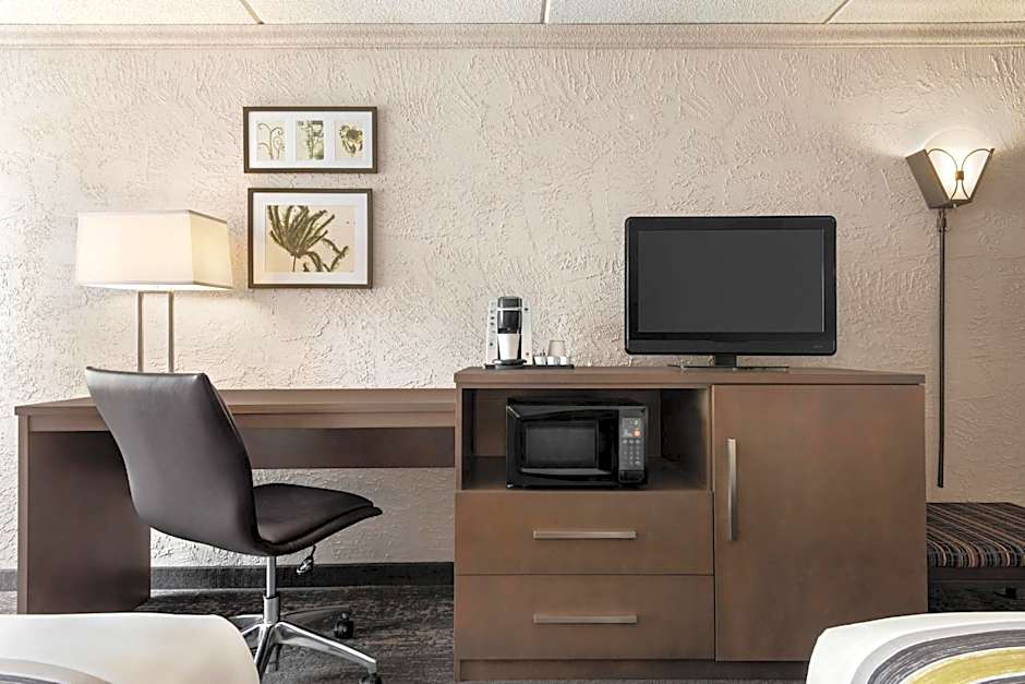 Country Inn & Suites by Radisson, Mt. Pleasant-Racine West, WI