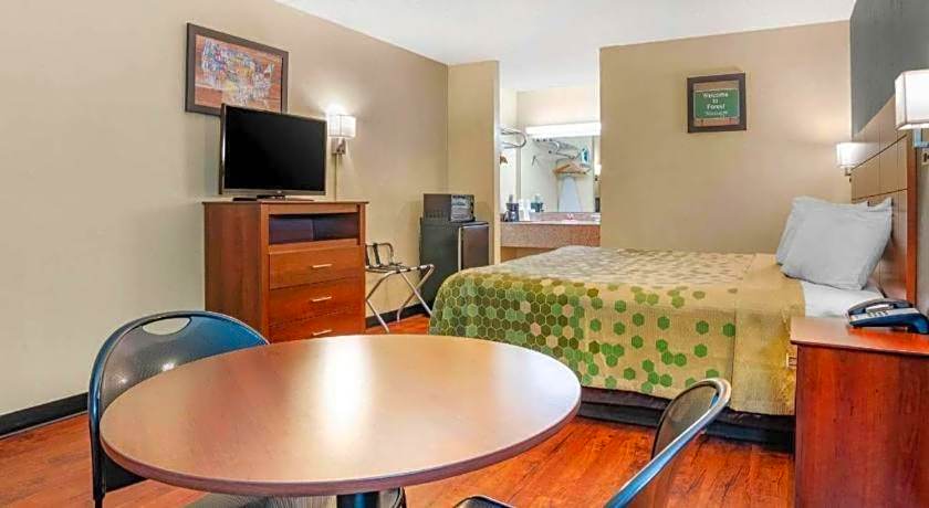 Econo Lodge Inn & Suites Forest