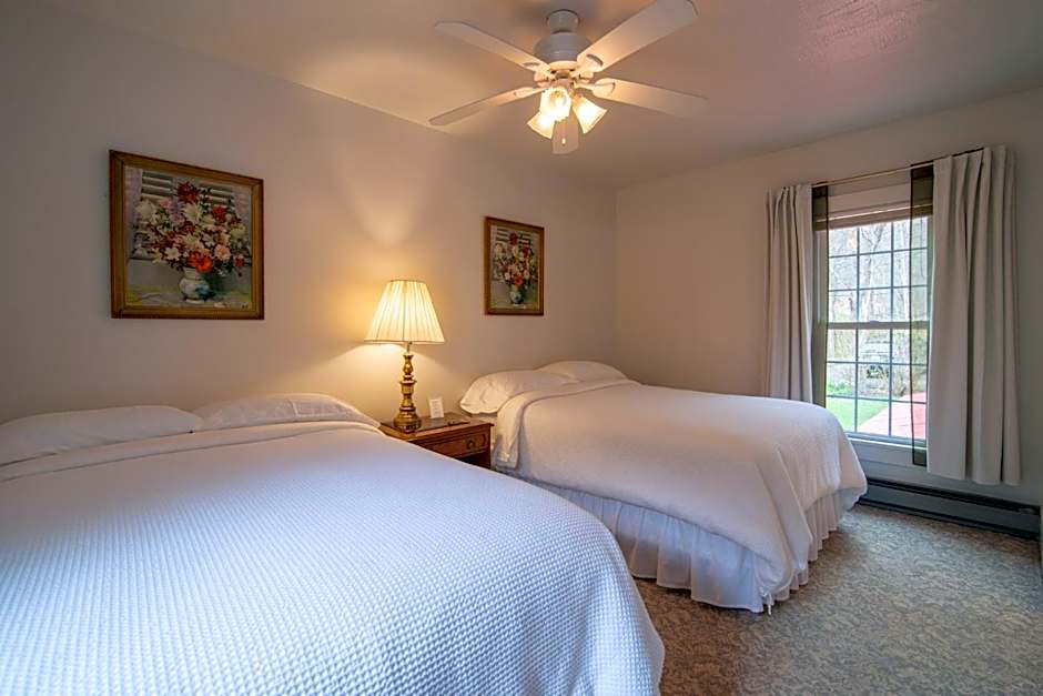 Moore House Inn & Cabins
