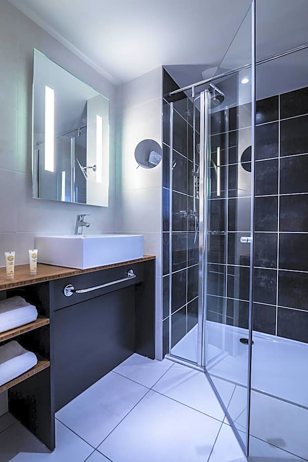 Best Western Plus Suitcase Paris La Defense