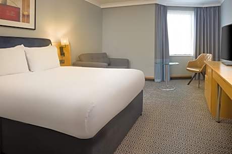 Queen Family Guestroom With Sofa Bed