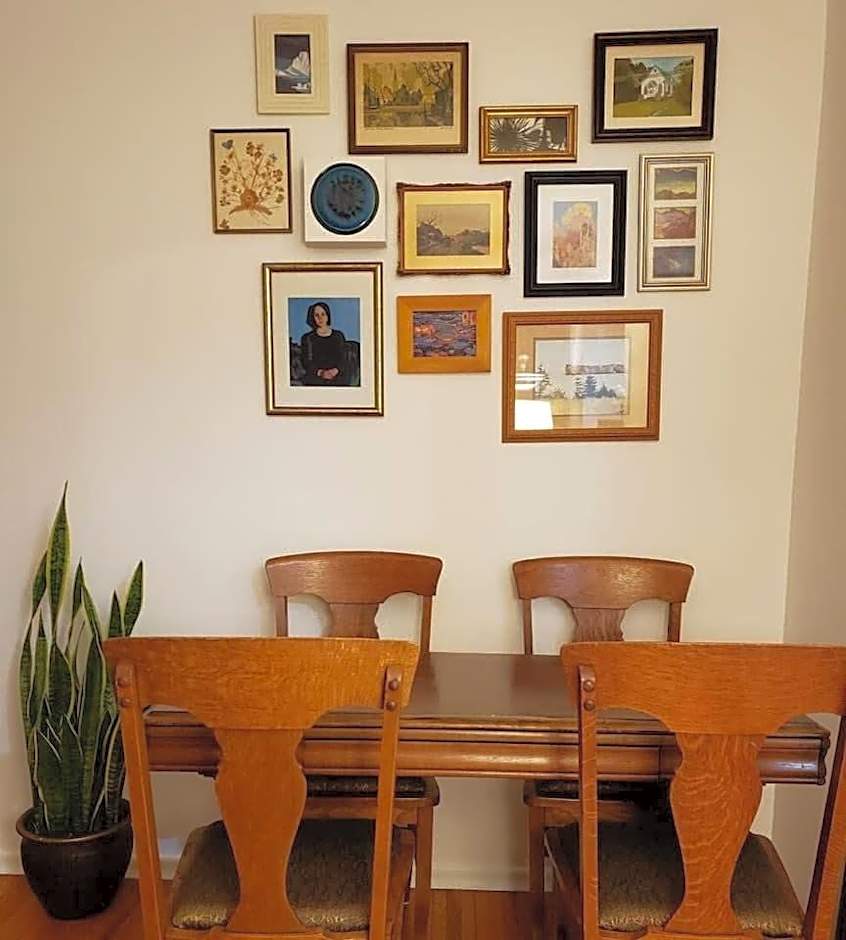 Retro vibe w hot tub piano lounge and vinyls