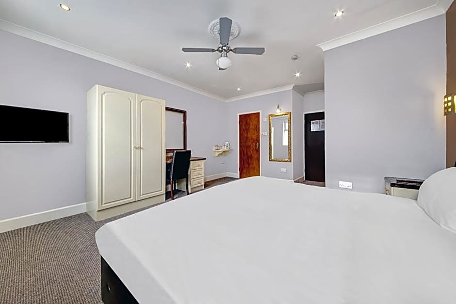 OYO Bostons Manor Hotel