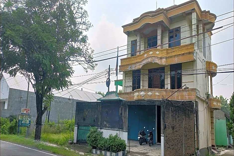 OYO 93768 Setia Budi Guest House 1