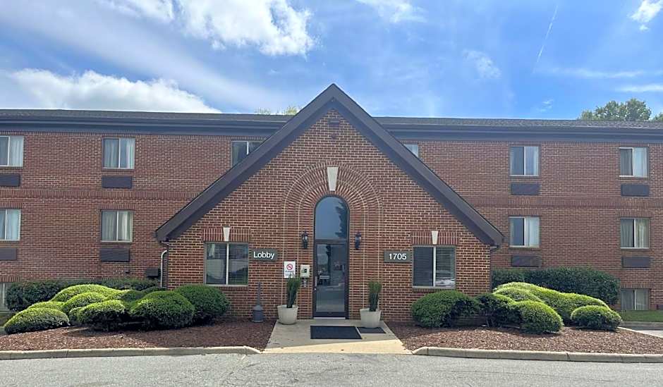 HomeTowne Studios & Suites by Red Roof Greensboro