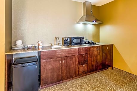 King Suite with Kitchenette - Non-Smoking
