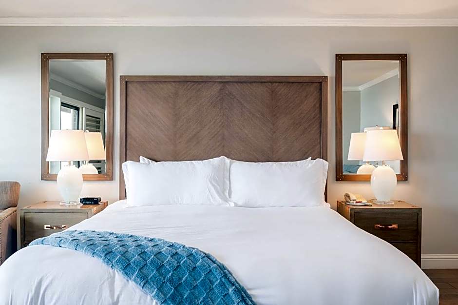 456 Embarcadero Inn & Suites