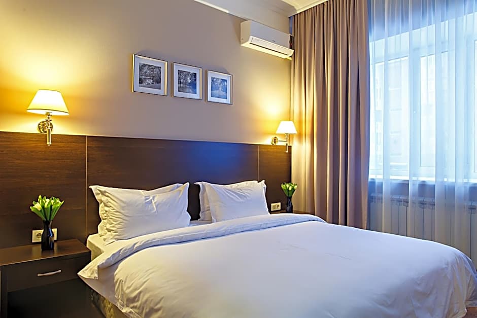 Photo 1 of 9 of Superior King Room
