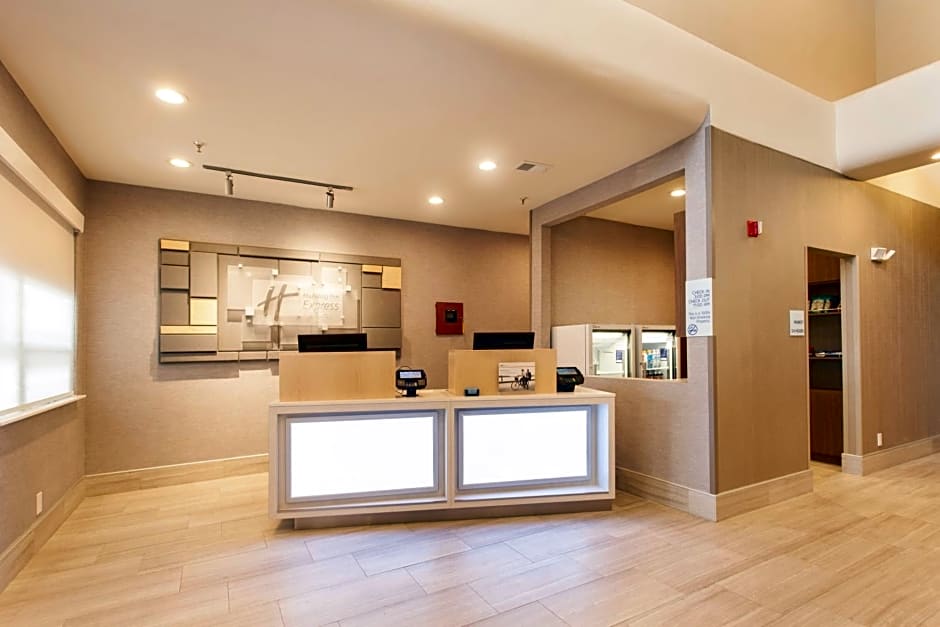  Holiday Inn Express & Suites