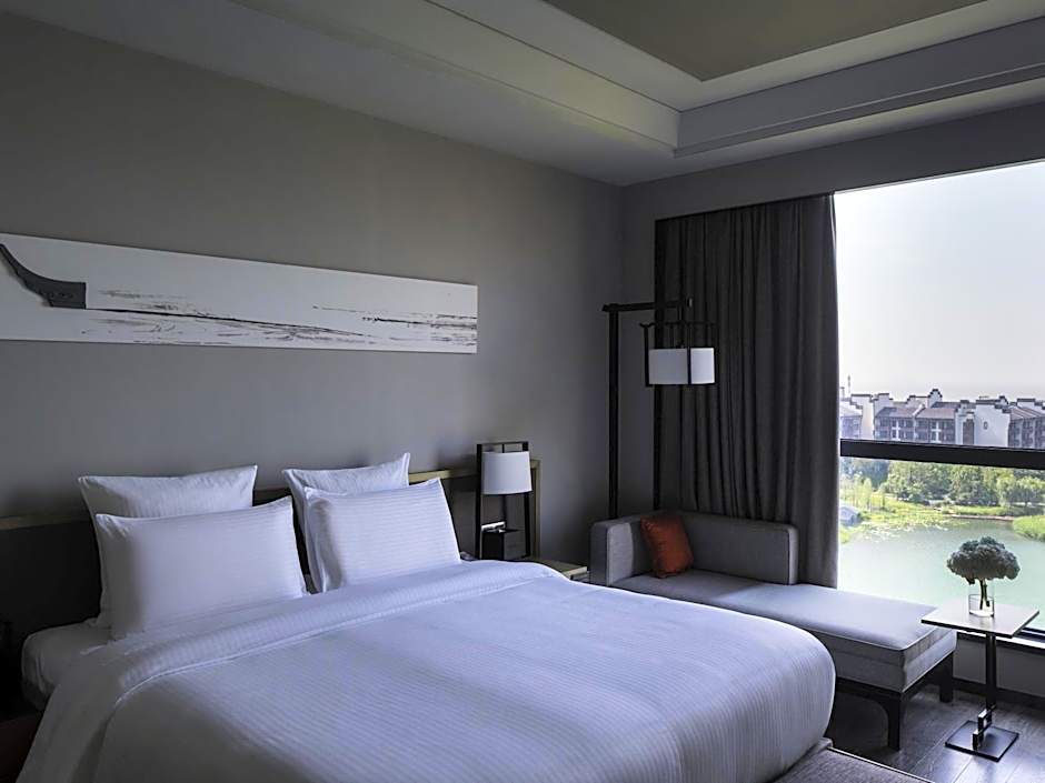 Photo 1 of 7 of Deluxe 1 King Bed, Lake View