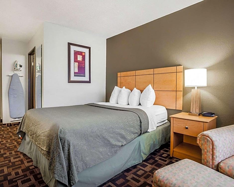 Quality Inn & Suites Des Moines Airport