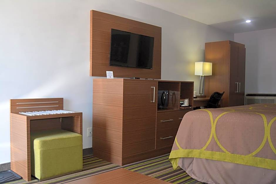 Super 8 by Wyndham Windsor/Dougall