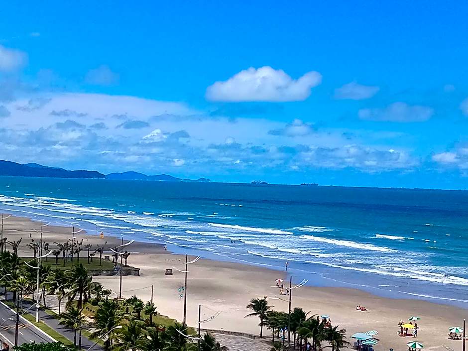Prédio com piscina na cobertura frente ao mar, apartamento para até 6 pessoas e 3 crianças até 8 anos, churrasqueira na sacada, Wi-Fi grátis, NÃO oferecemos roupas de cama e banho, 1 vaga de garagem, na Praia Grande-Vila Mirim
