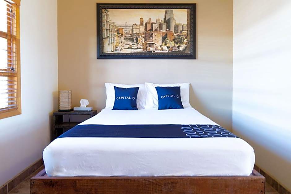 Capital O Hotel Villa Azura