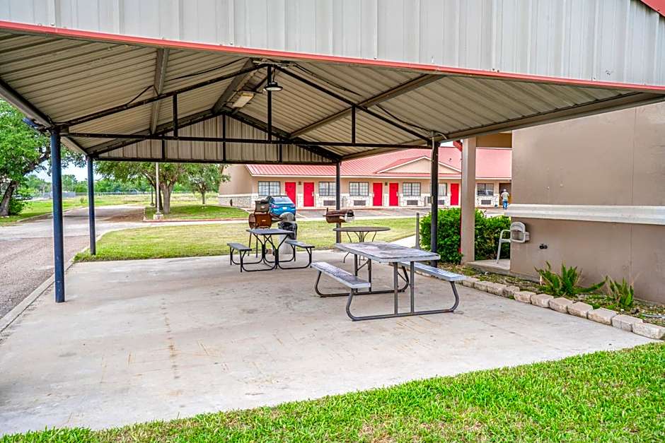 Texan Inn By OYO Beeville US-181