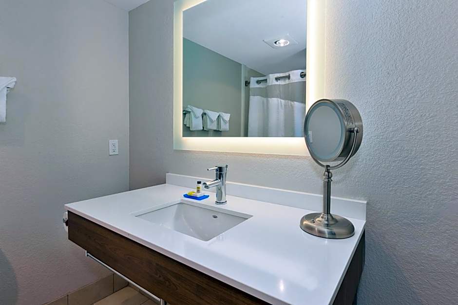 Holiday Inn Express & Suites Petoskey by IHG