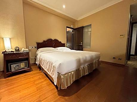 No Window - Connecting Family Rooms