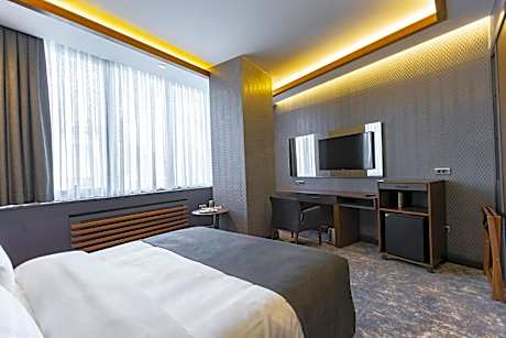 Standard King Room with Square View