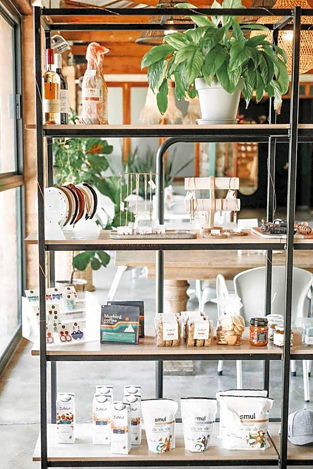 Lighthouse Guesthouse & Cafe