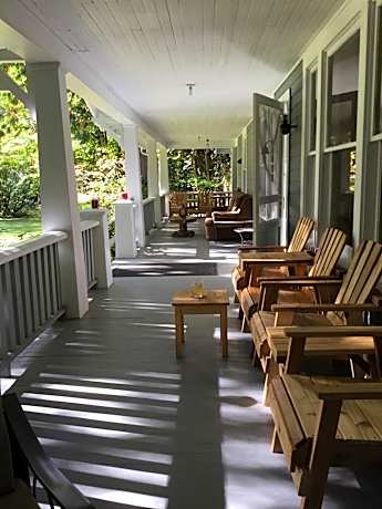 Mountain Meadows Inn & Chalet Suites