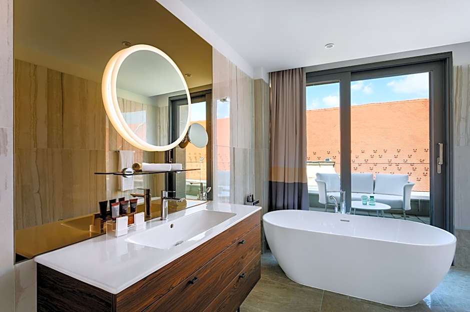 Emerald Hotel by Continental Group