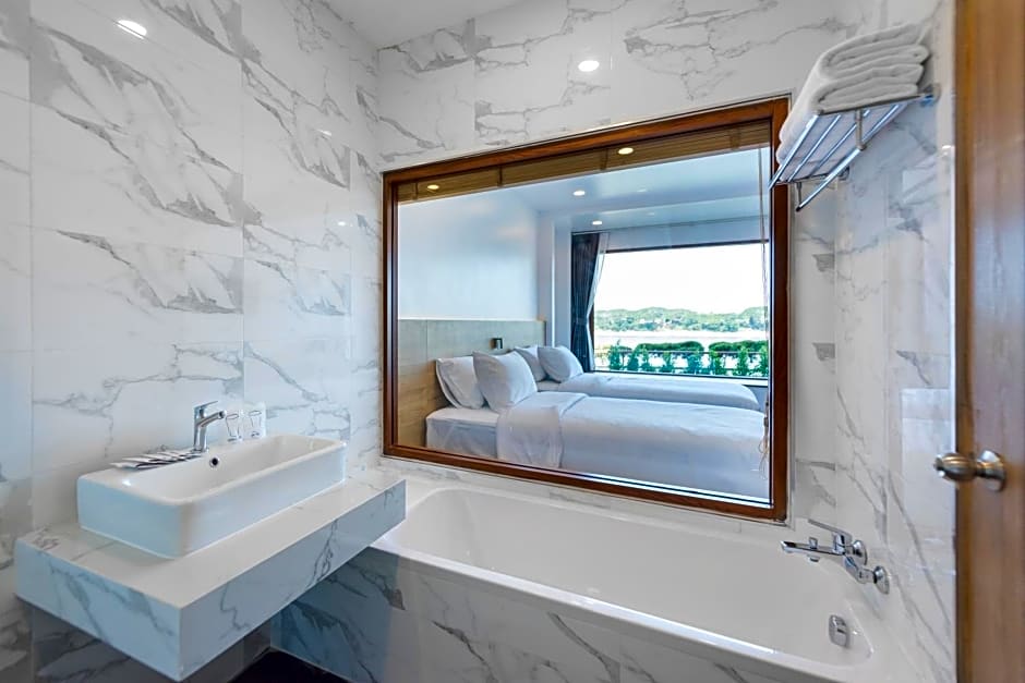 Chiangkhan River Walk Hotel