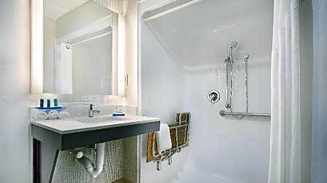 1 Queen Standard Communications Mobility Roll Shower