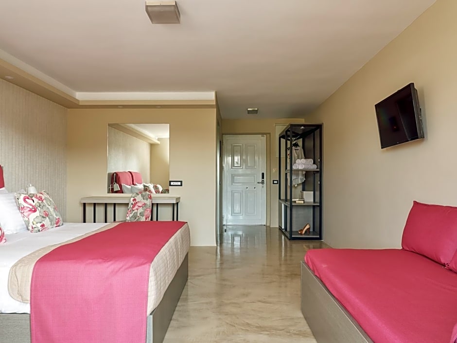 Koukounaria Hotel & Suites