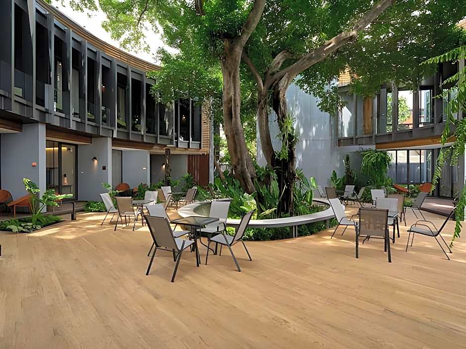 Red Door Samsen Hotel