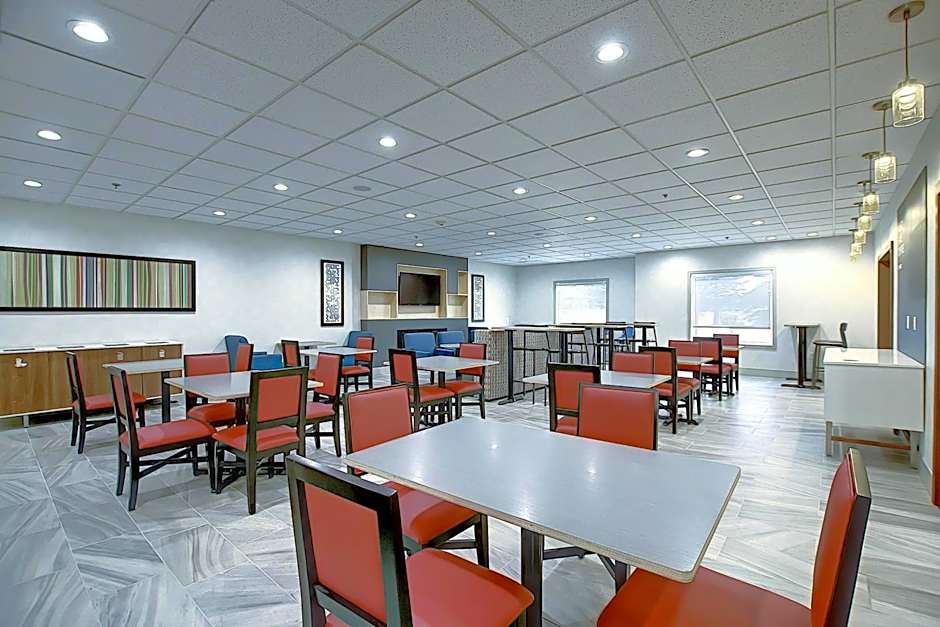 Holiday Inn Express Airport Calgary By IHG