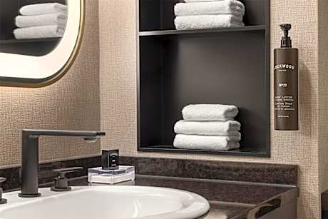One-Bedroom King Suite with Bath Tub