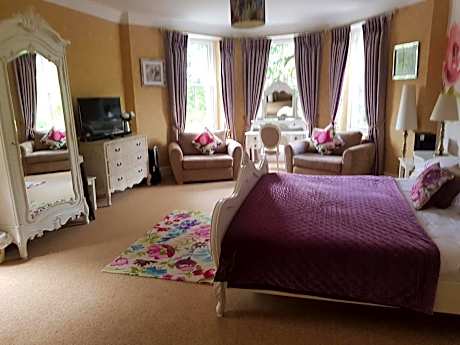 Deluxe Suite (Not Pet-Friendly)