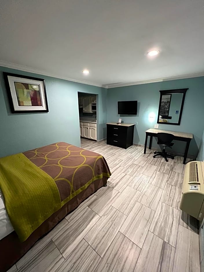 Super 8 by Wyndham McAllen-Downtown City Center-Plaza Mall-Airport
