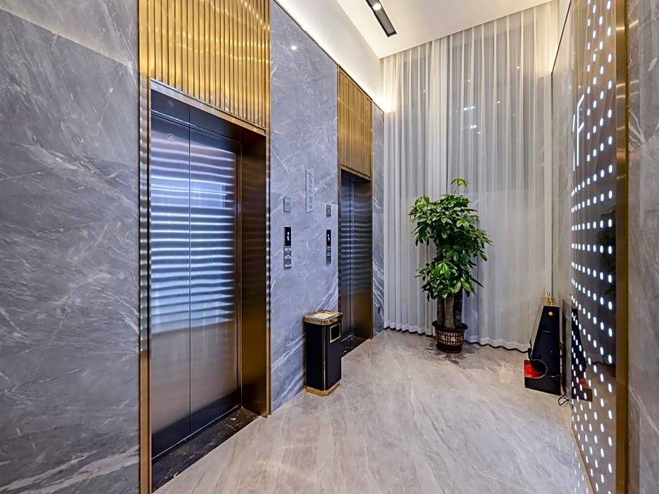 Borrman Hotel Guigang Macaojiang Park High-speed Railway Station