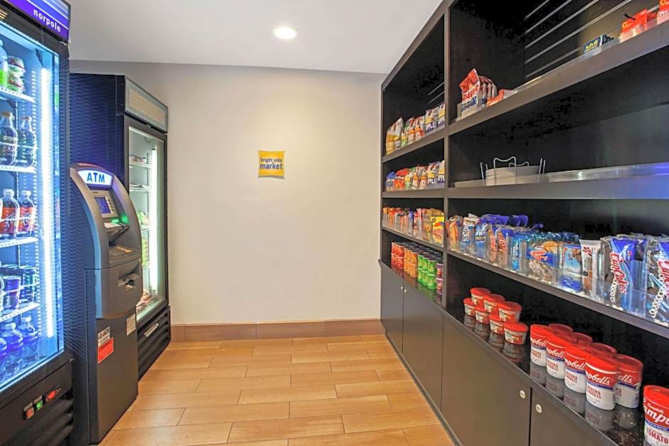La Quinta Inn & Suites by Wyndham Detroit Metro Airport