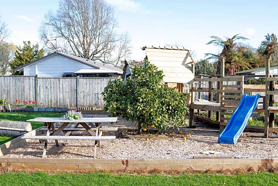 Jack & Di's Waiteti Lakefront Motel