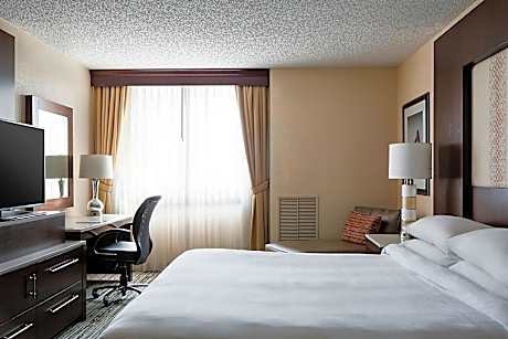 M Club Lounge Access, 1 Bedroom 2 Room Suite, 1 King, Sofa Bed