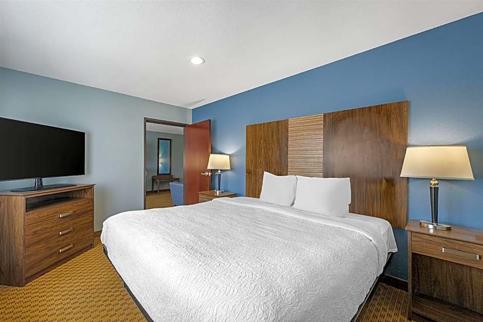 Photo 1 of 4 of Executive 1 King Bed with Sofabed Suite