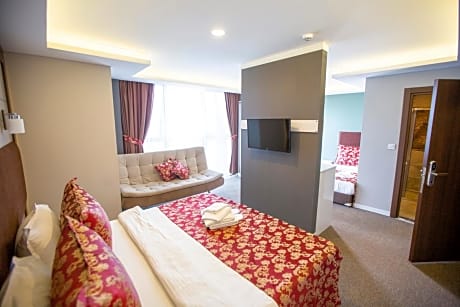 Deluxe Room with Balcony and Sea View