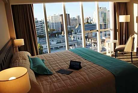 1 King Bed, Business Suite, Non-Smoking